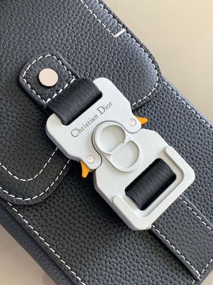 ディオール サドル 縦型ポーチ ストラップ付き – DIO049