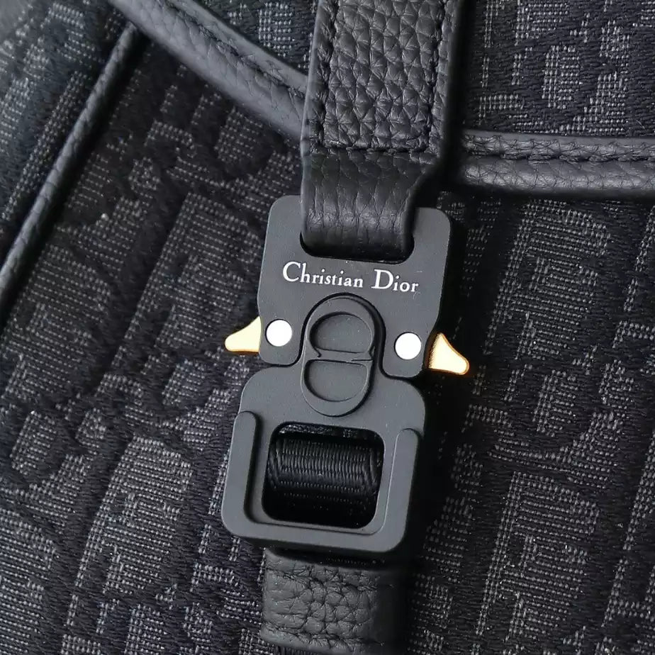 ディオール ヒット・ザ・ロード フラップ付きバックパック – DIO052