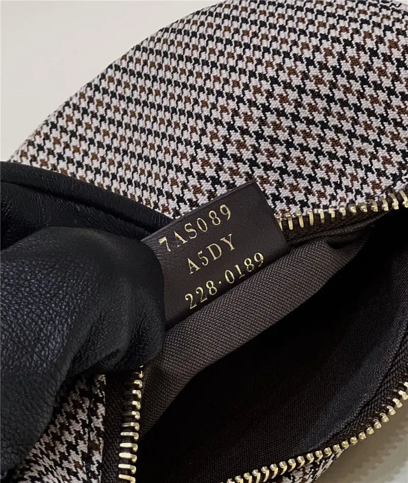 フェンディ クレセント アンダーアームバッグ