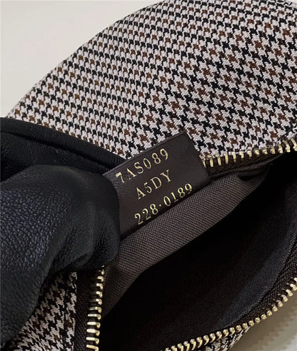 フェンディ クレセント アンダーアームバッグ