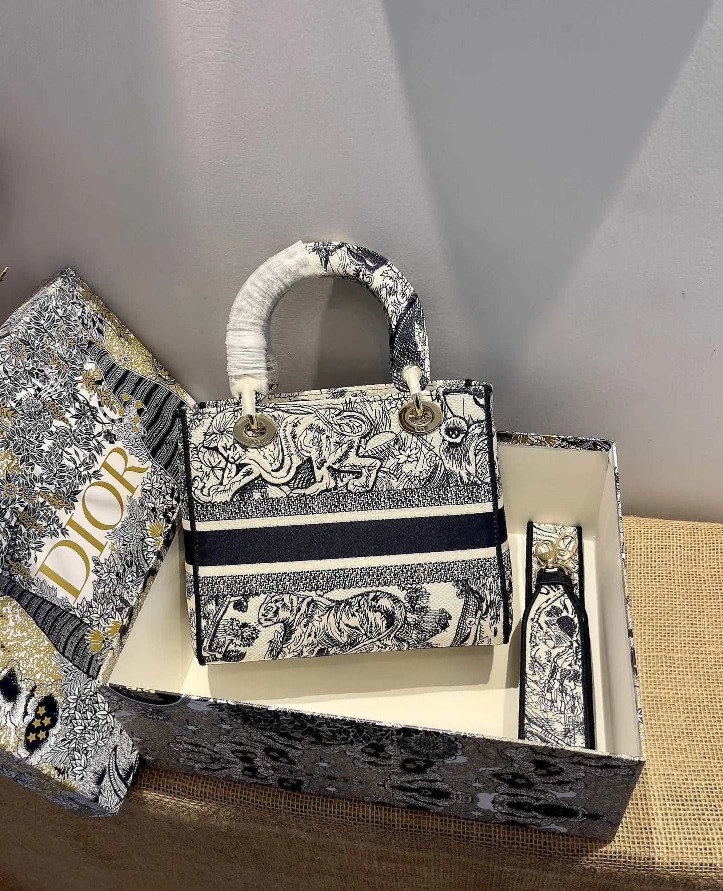 クリスチャン ディオール ミディアム レディ D ライト バッグ