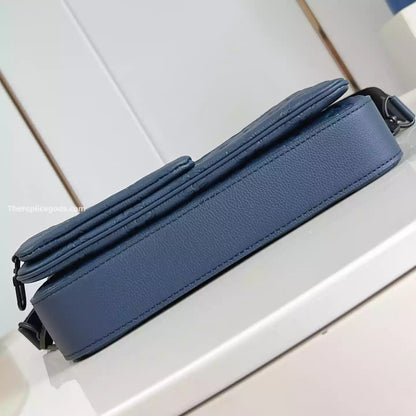 トリオ メッセンジャーバッグ ネイビーブルー モノグラムシャドウ – LW312