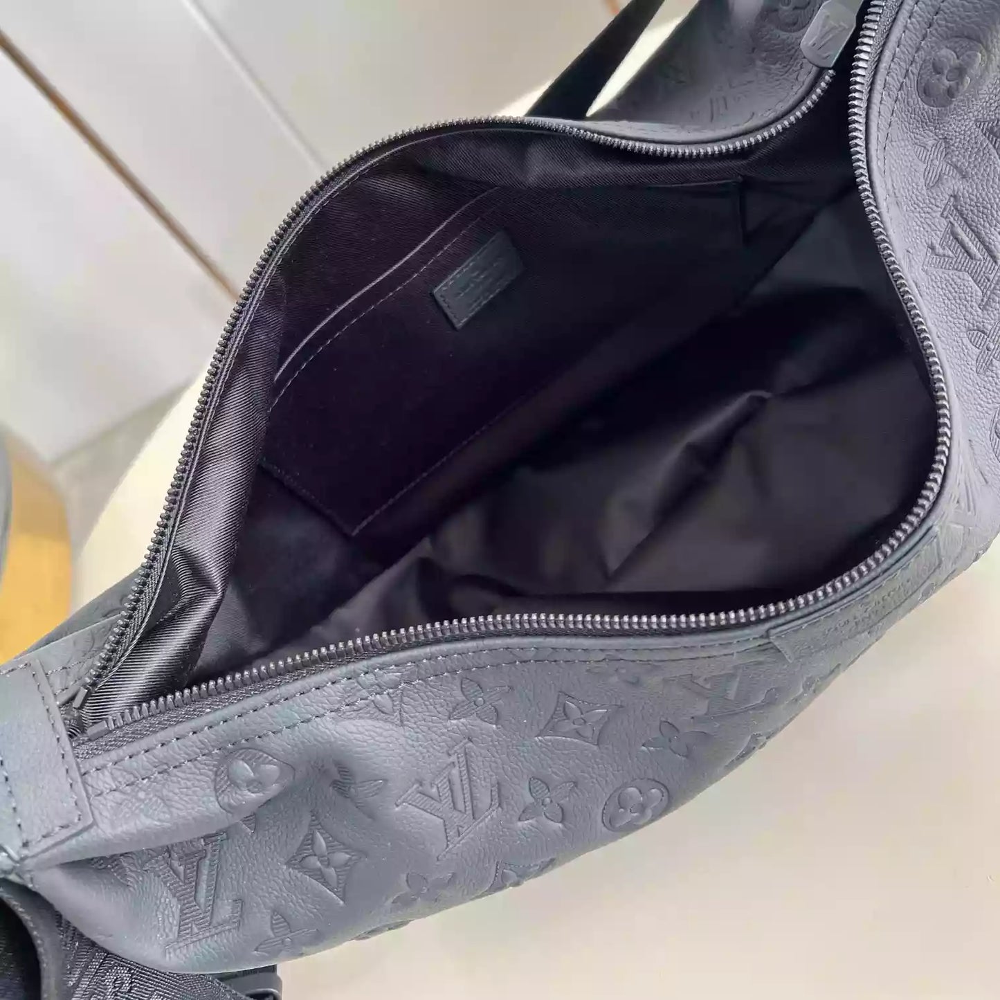 ホーボー ハマックバッグ ブラック モノグラム シャドウ M12850 – LW420