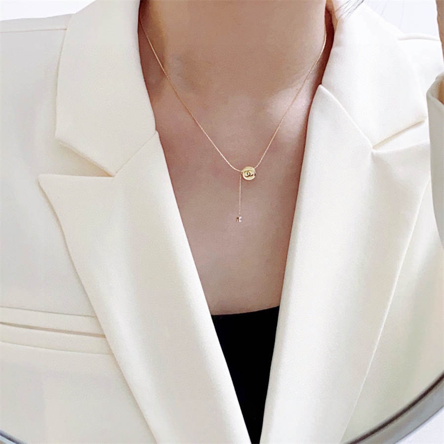 シャネルのダブルCレター細ネックレス