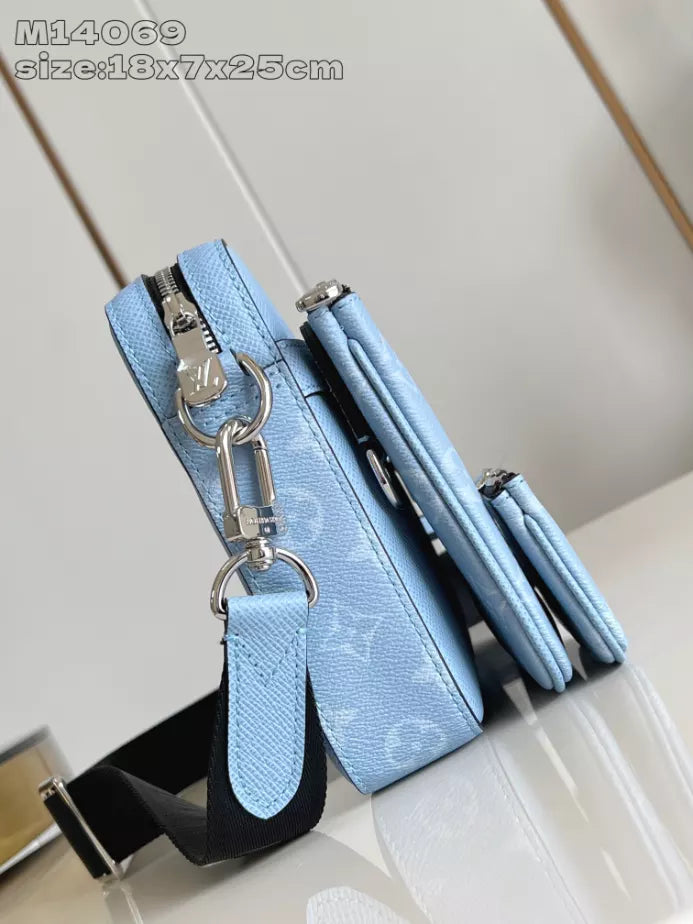 トリオ メッセンジャーバッグ スカイブルー モノグラム キャンバス タイガ カウハイドレザー M14069 – LW266