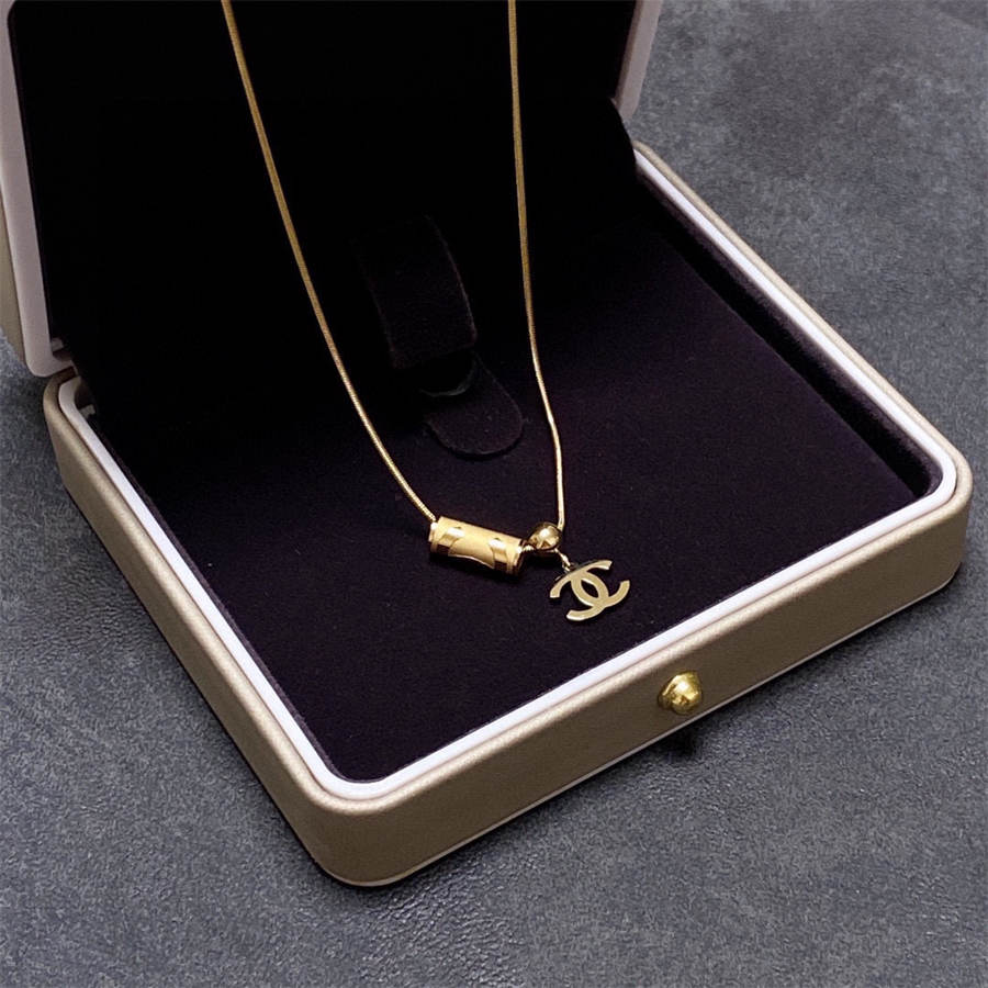 シャネルのダブルCレター細ネックレス