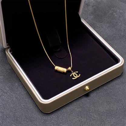 シャネルのダブルCレター細ネックレス