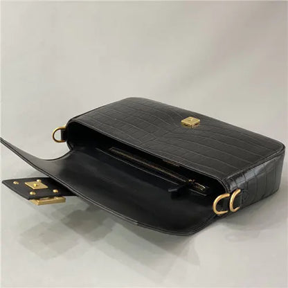 フェンディの象徴的なバゲットバッグ