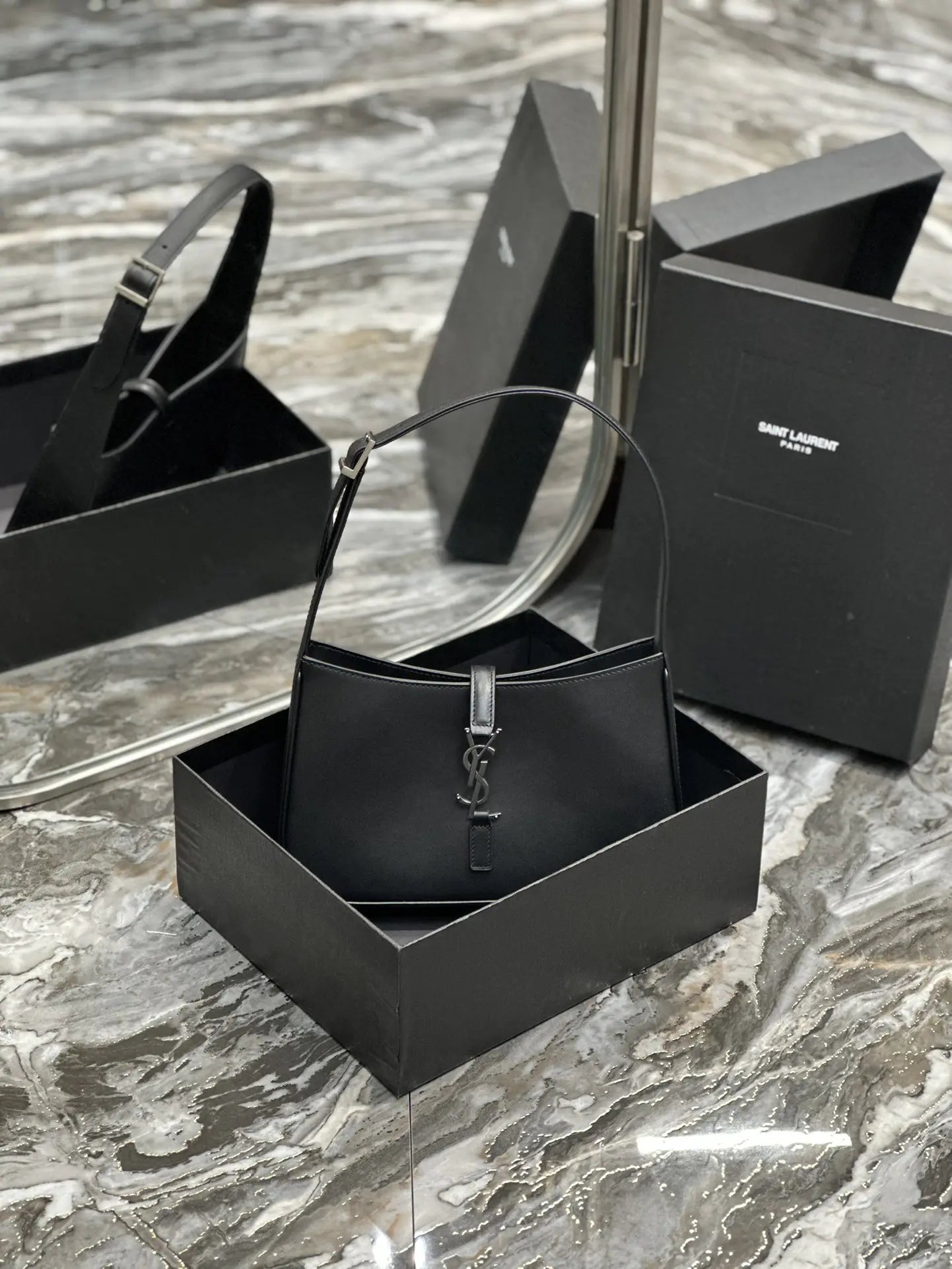 LE 5 7 シルクサテン ホーボーバッグ