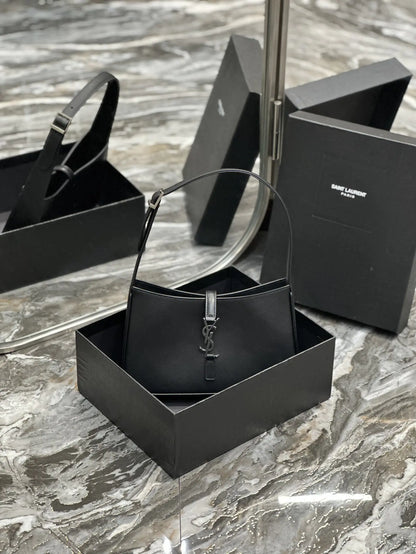 LE 5 7 シルクサテン ホーボーバッグ