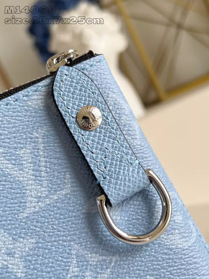 トリオ メッセンジャーバッグ スカイブルー モノグラム キャンバス タイガ カウハイドレザー M14069 – LW266