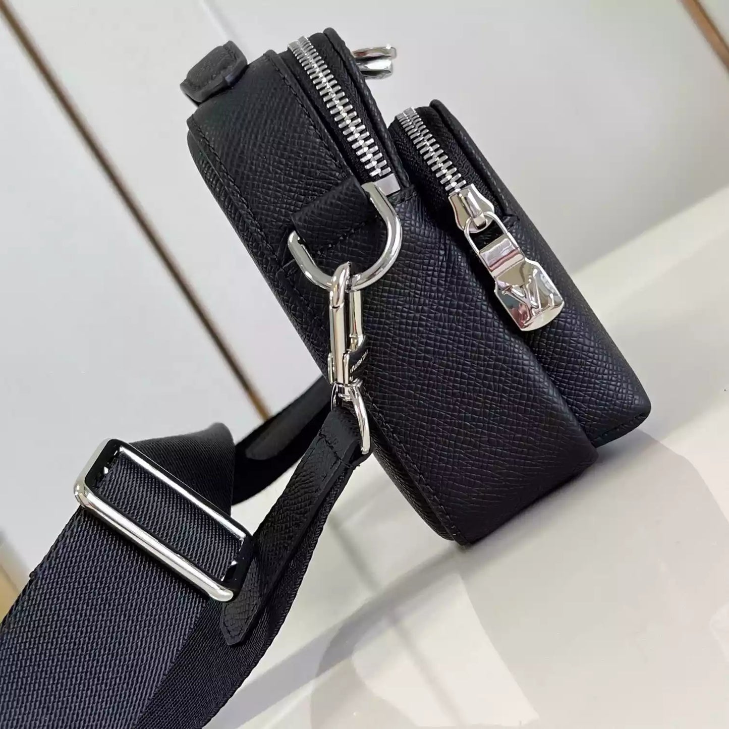 アベニュー メッセンジャーバッグ ブラック タイガ カウハイドレザー M11657 – LW429