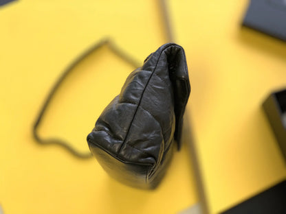 デニムとスムースレザーのパファーミディアムチェーンバッグ