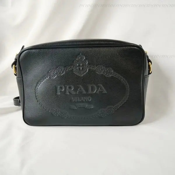 PRADA【国内発/関税込】ロゴプレート ブラックショルダーバッグ
