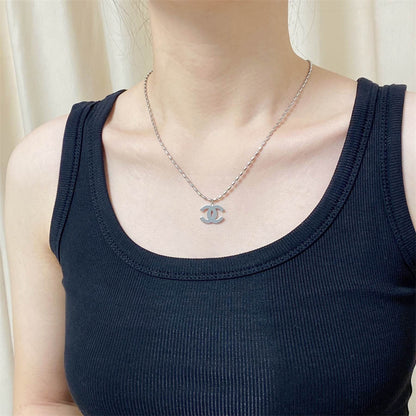 シャネルのシルバーペンダントネックレス