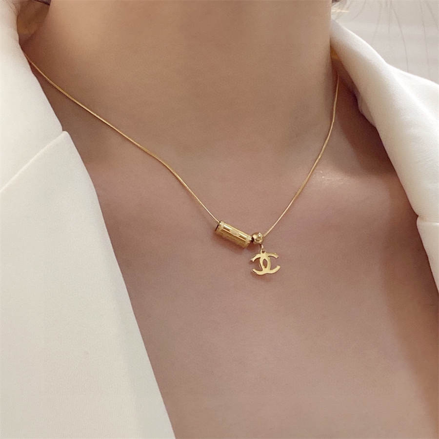 シャネルのダブルCレター細ネックレス
