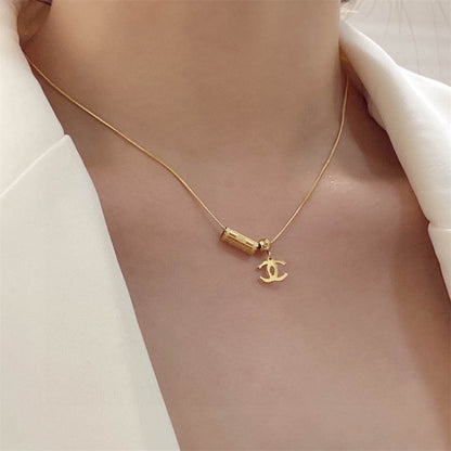 シャネルのダブルCレター細ネックレス