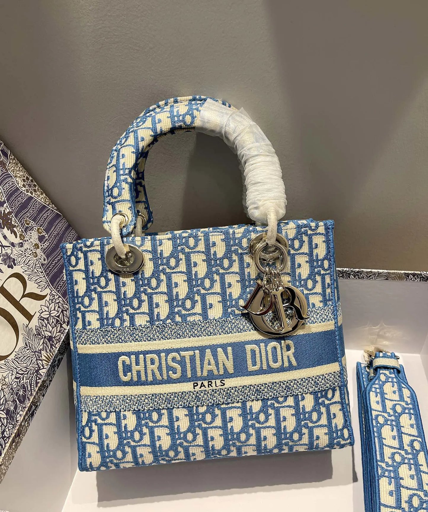 クリスチャン ディオール ミディアム レディ D ライト バッグ