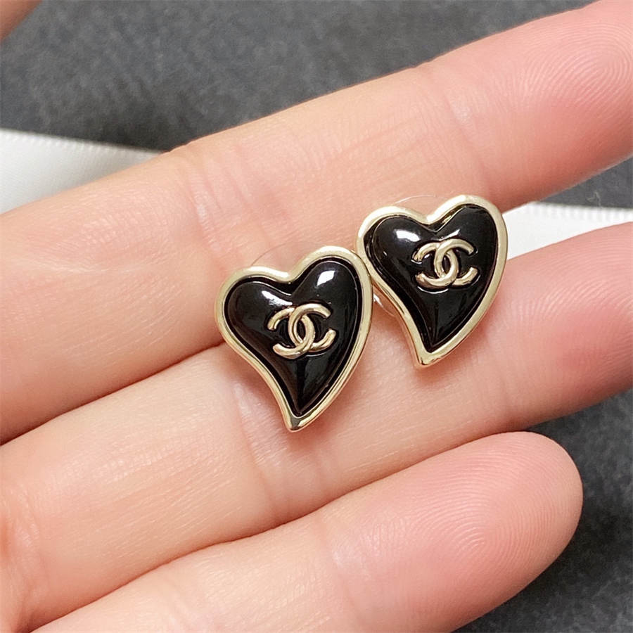 シャネルのブラックハートイヤリング