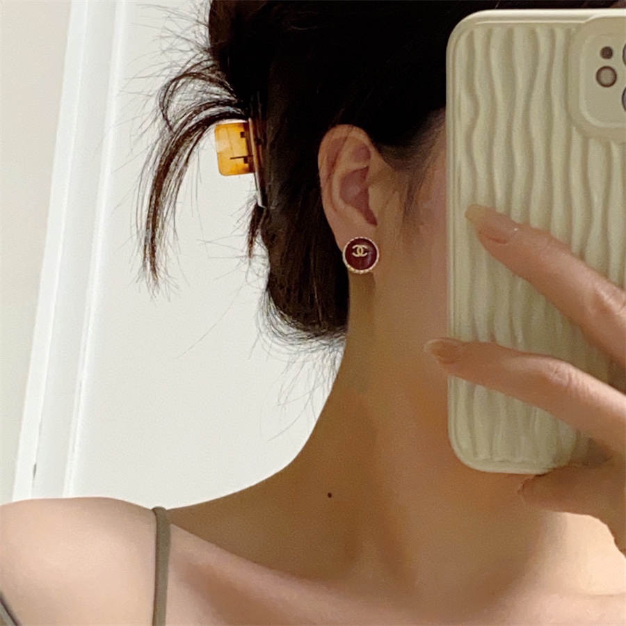 シャネルの新年の赤いイヤリング