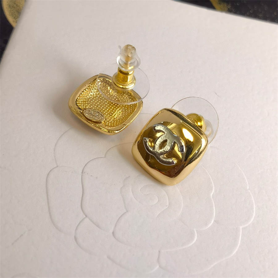 シャネルの繊細な刻印入りレタリングイヤリング