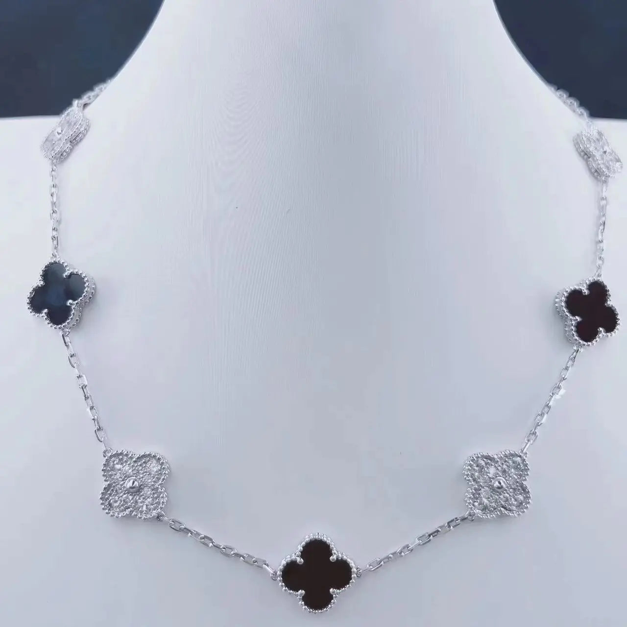 ヴァン クリーフ＆アーペルの四つ葉のクローバーネックレス