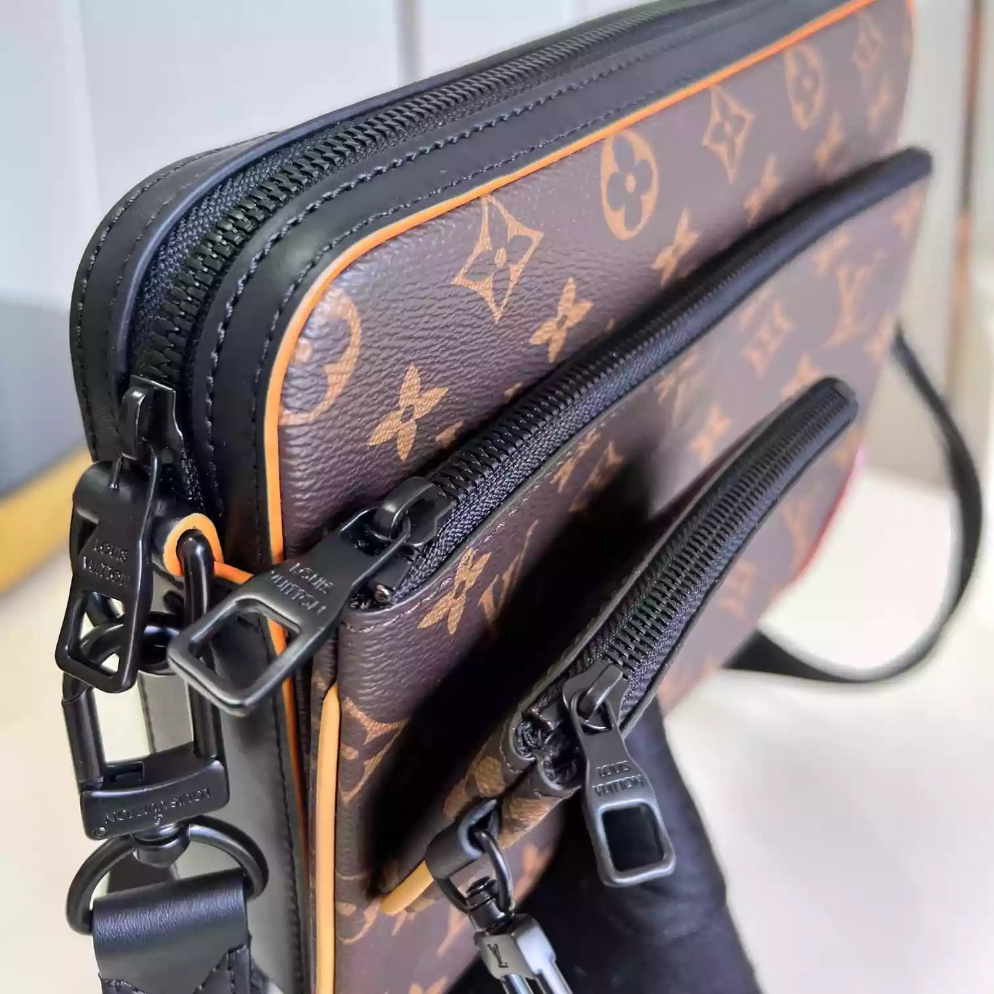 トリオ メッセンジャーバッグ モノグラム マカッサル M46694 – LW453