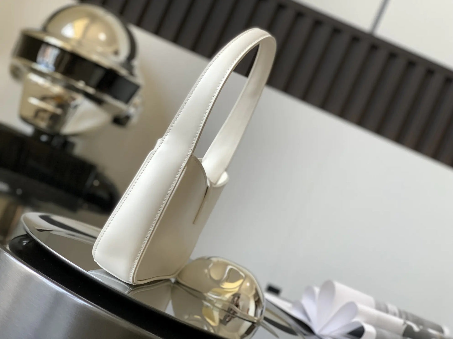 LE 5 7 ミニ ホーボーバッグ（ベジタブルタンニンレザー製）