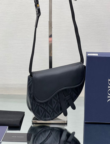 ディオール ミニ サドルバッグ ブラック CD ダイヤモンド キャンバス＆スムースカーフスキン – DIO007