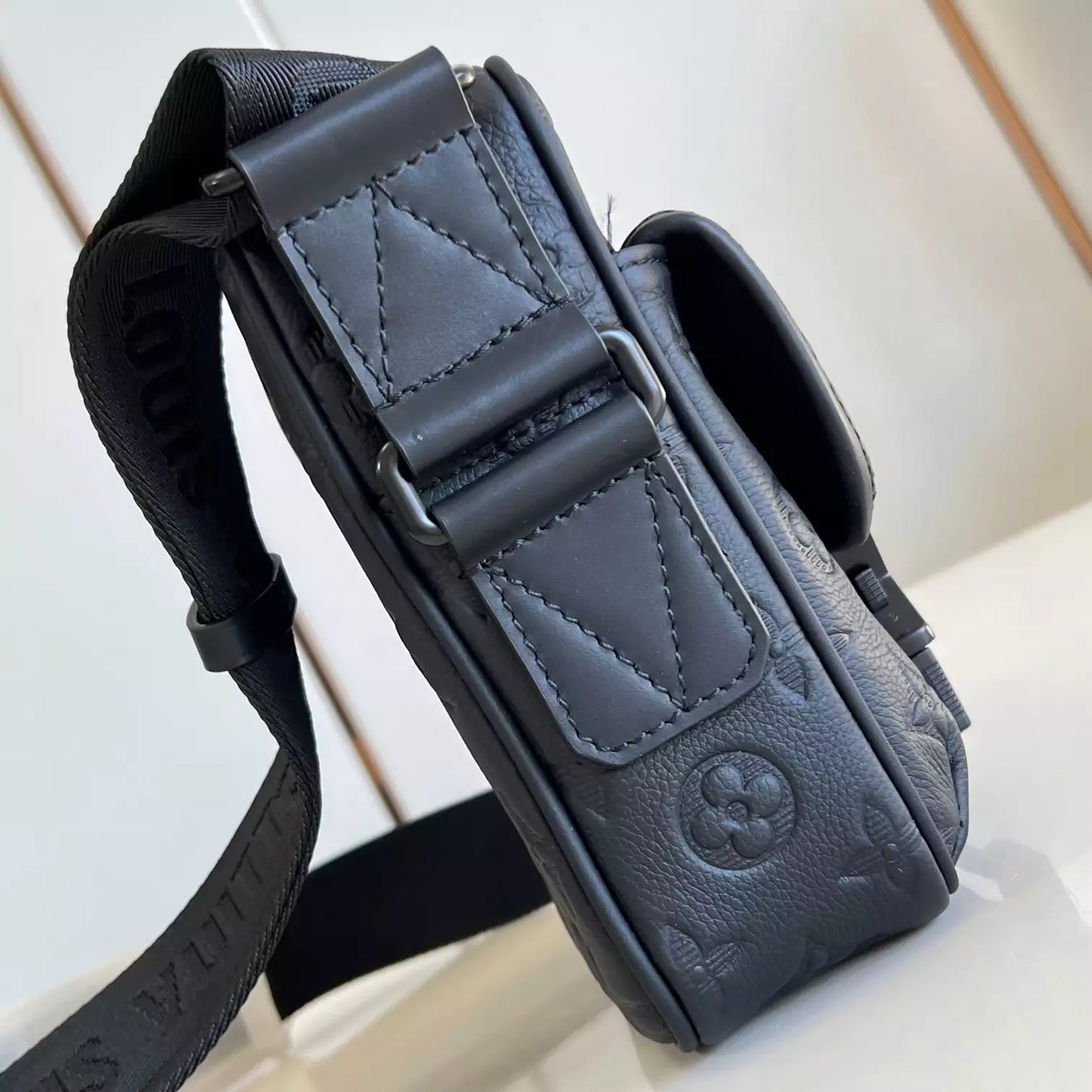 ゲッタウェイ メッセンジャーバッグ ブラック モノグラム シャドウ M12516 – LW428