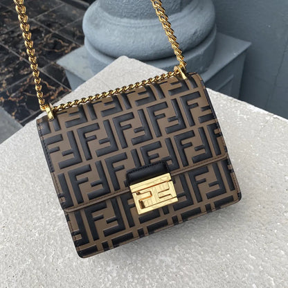 ショルダーバッグの時はスリット