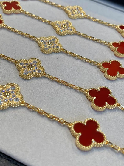 四つ葉のクローバーとカーネリアンのブレスレット