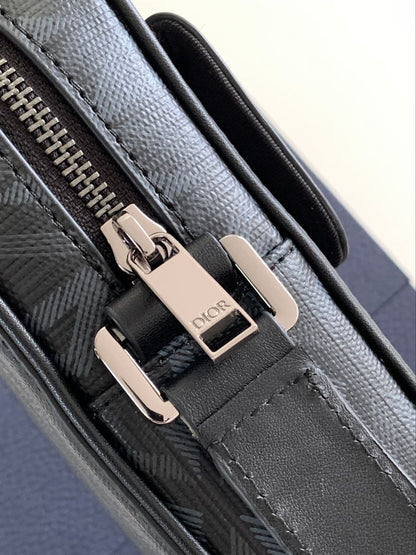 ディオール ヒット・ザ・ロード バーティカルポーチ – DIO047