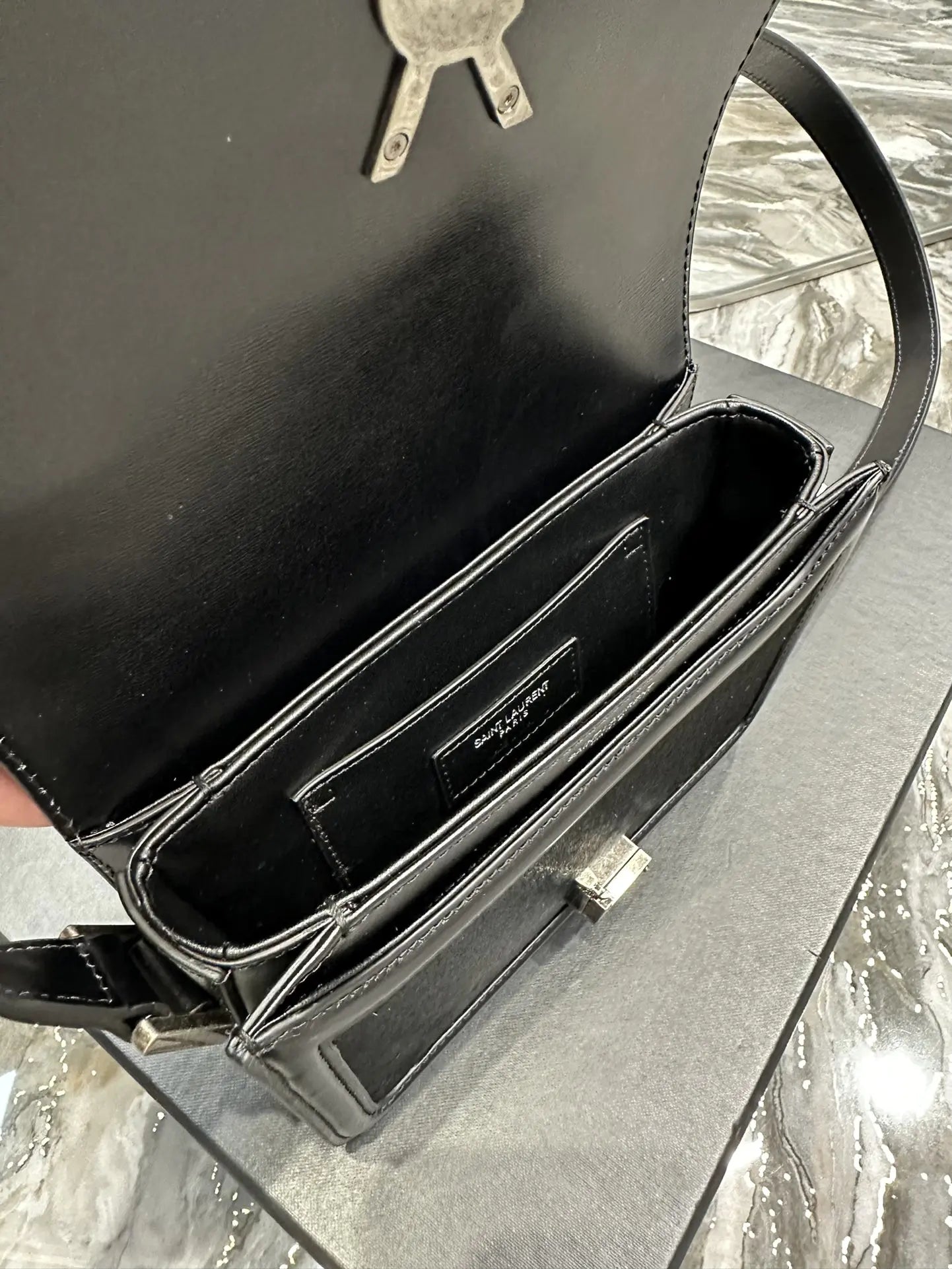 ソルフェリーノ ラッカー仕上げパテントレザー製スモールサッチェル