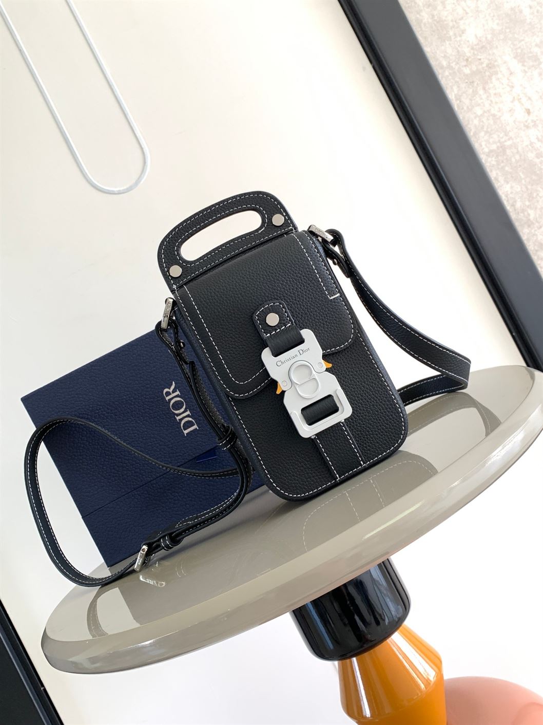 ディオール サドル 縦型ポーチ ストラップ付き – DIO049