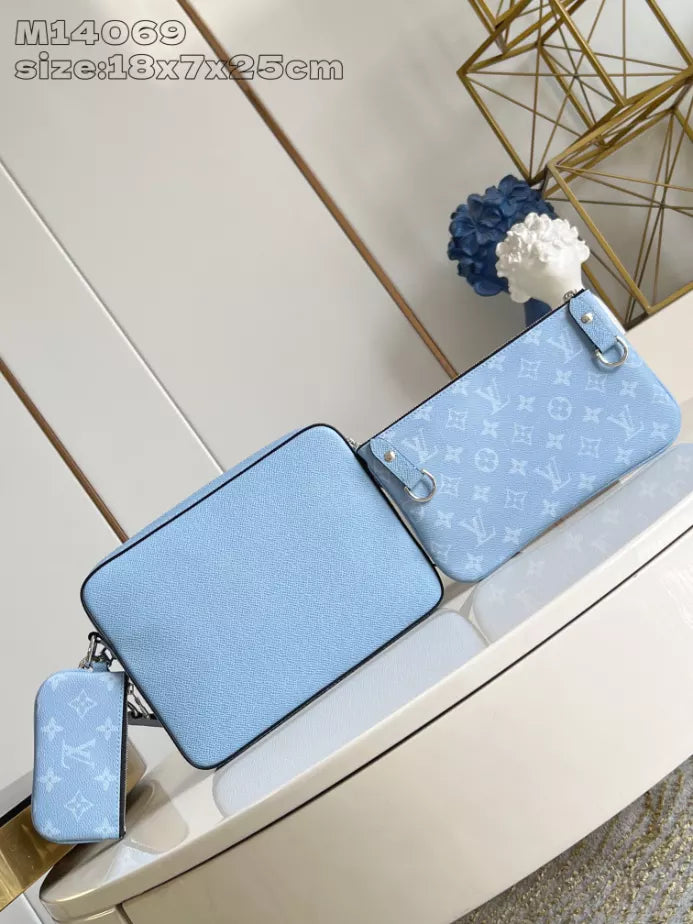 トリオ メッセンジャーバッグ スカイブルー モノグラム キャンバス タイガ カウハイドレザー M14069 – LW266