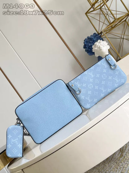 トリオ メッセンジャーバッグ スカイブルー モノグラム キャンバス タイガ カウハイドレザー M14069 – LW266