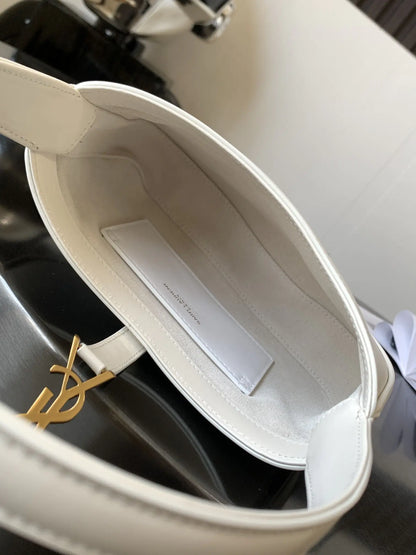 LE 5 7 ミニ ホーボーバッグ（ベジタブルタンニンレザー製）