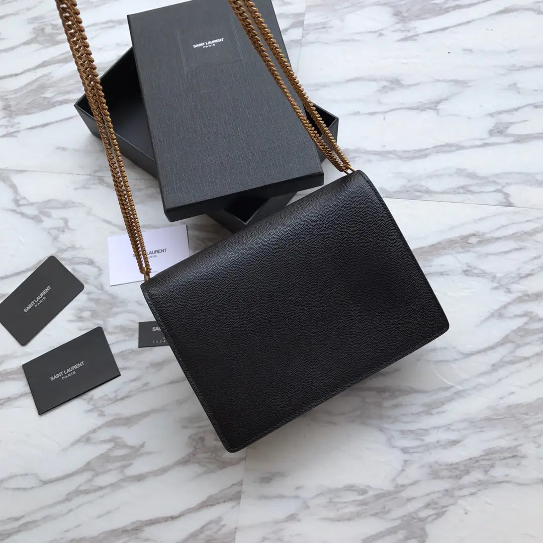 カサンドラ モノグラム クラスプバッグ（オーストリッチ）