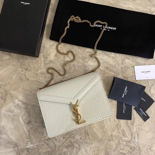 カサンドラ モノグラム クラスプバッグ（クロコダイルエンボス加工シャイニーレザー製）