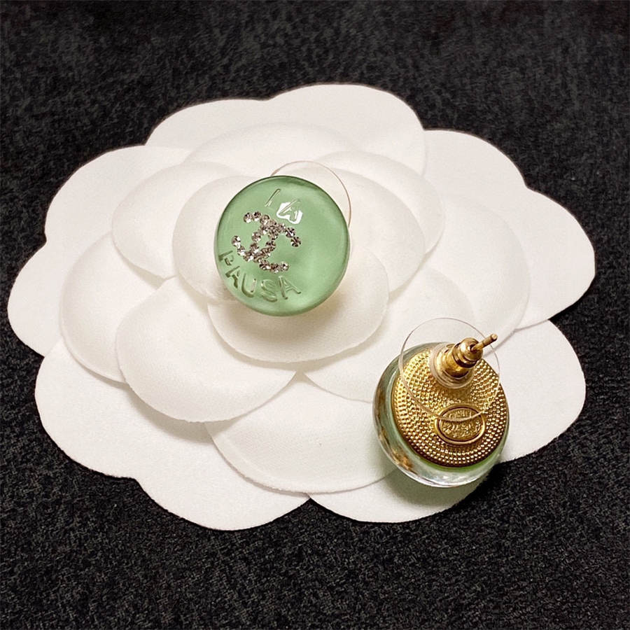 シャネルのライトグリーンクリスタルスタッドイヤリング（ダイヤモンド付き）