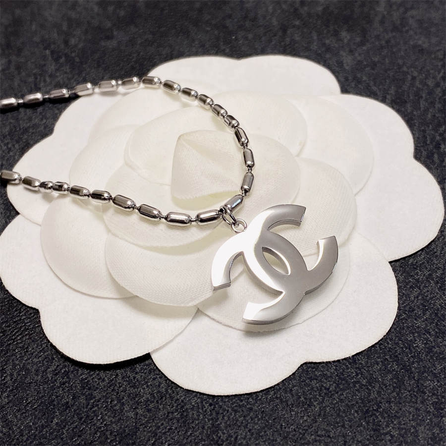 シャネルのシルバーペンダントネックレス