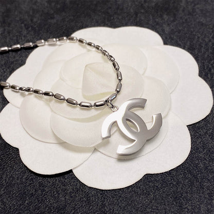 シャネルのシルバーペンダントネックレス