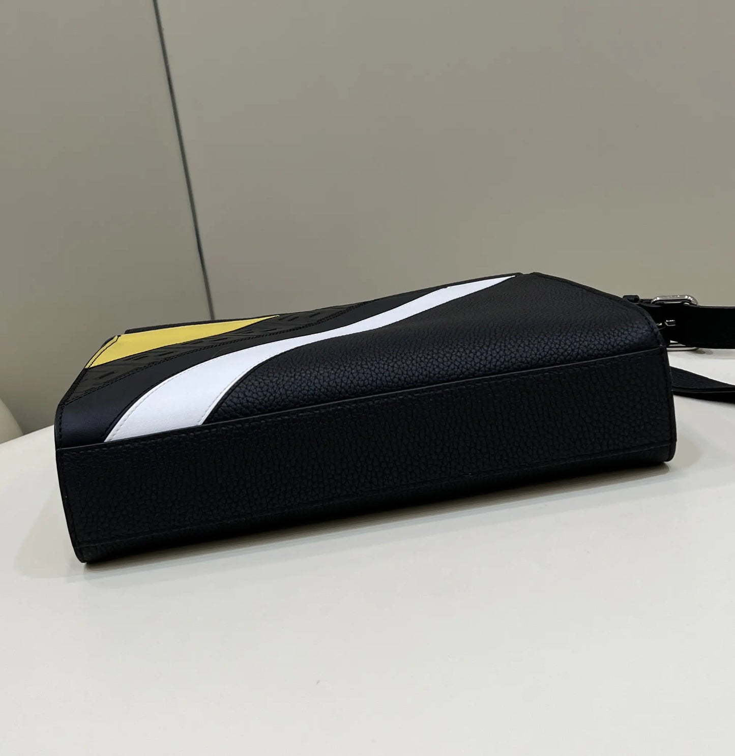 フェンディ オロック ジッパー