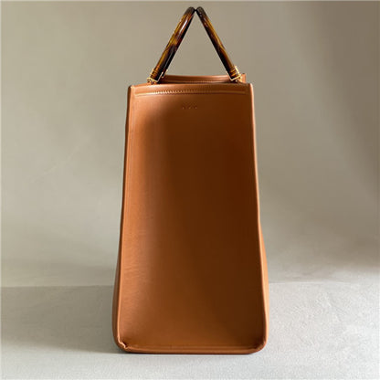 フェンディのレザーショッピングバッグ