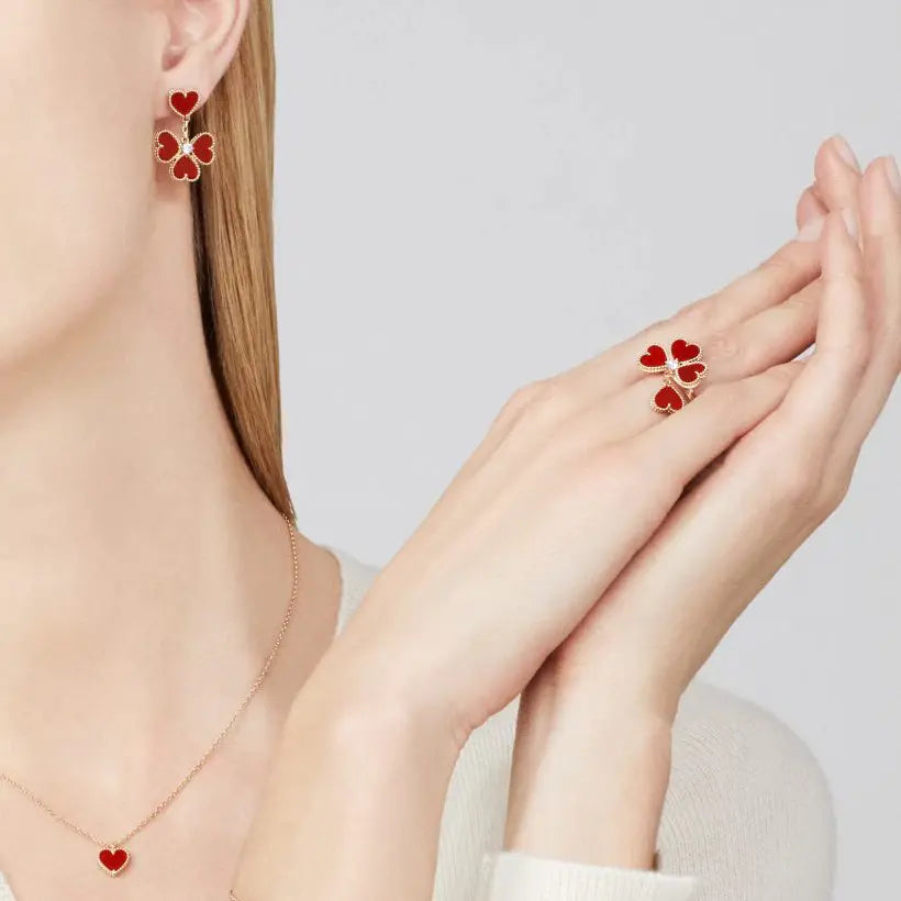 ヴァン クリーフ＆アーペルのスウィート アルハンブラ エフィヤージュ イヤリングの新着