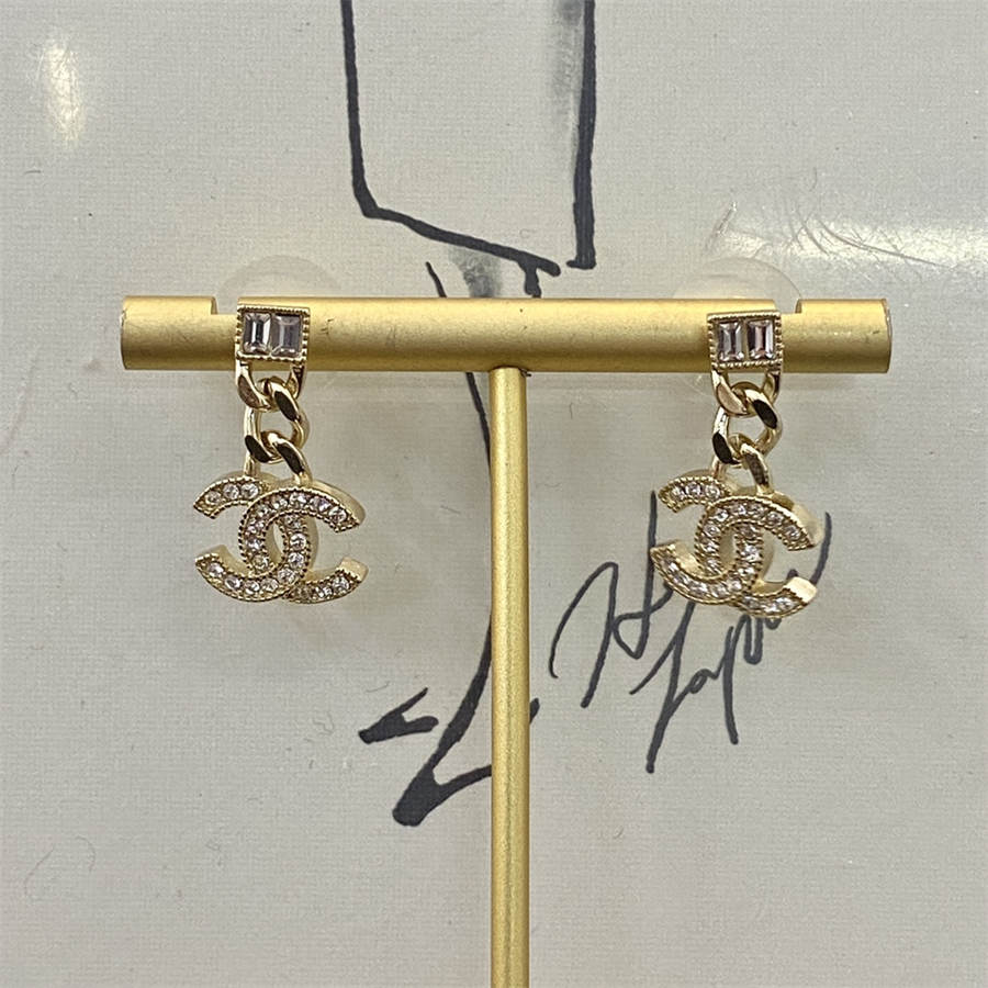 シャネルのラージペールゴールドチェーンスクエアダイヤモンドダブルCイヤリング