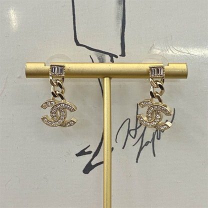 シャネルのラージペールゴールドチェーンスクエアダイヤモンドダブルCイヤリング
