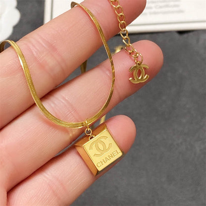 シャネルのダブルCレターゴールドカラーネックレス
