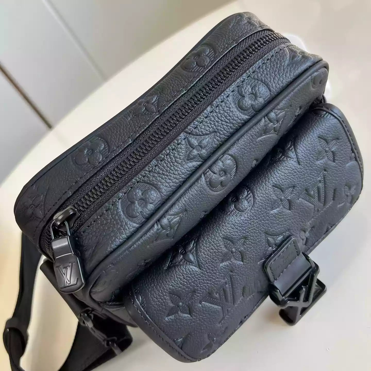 ゲッタウェイ メッセンジャーバッグ ブラック モノグラム シャドウ M12516 – LW428